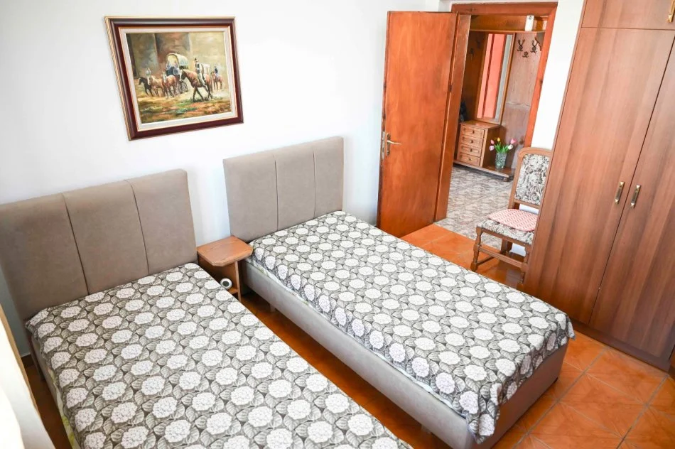 Tirane, jap me qera apartament 2+1+Ballkon Kati 4, 78 m² 650 € (Shkolla e Kuqe)