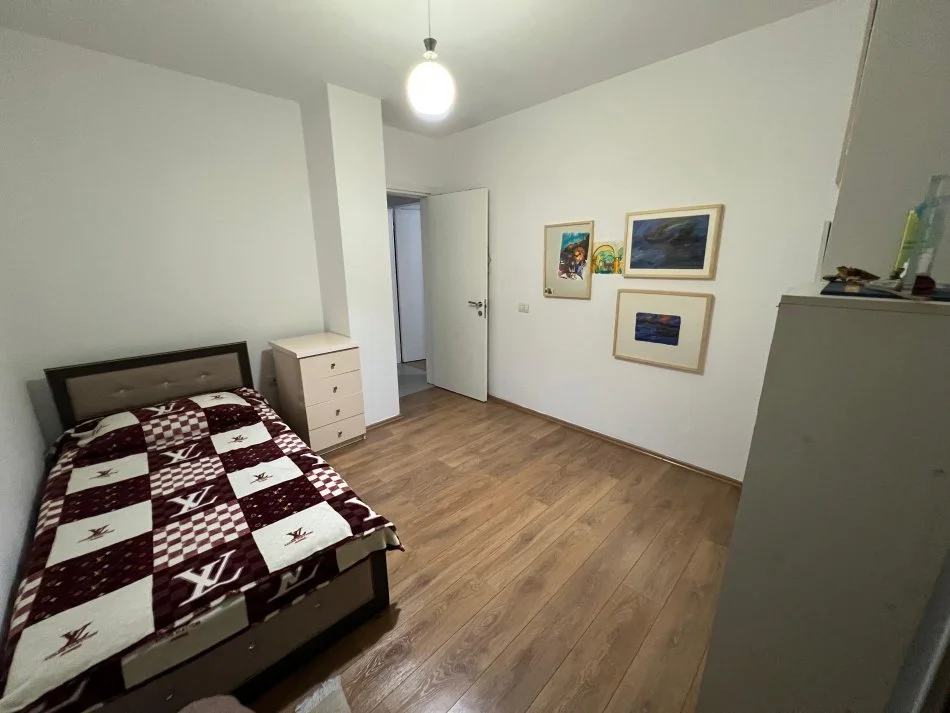 Tirane, jepet me qera apartament 2+1+Ballkon Kati 3, 75 m² 600€ (komuna e parisit)