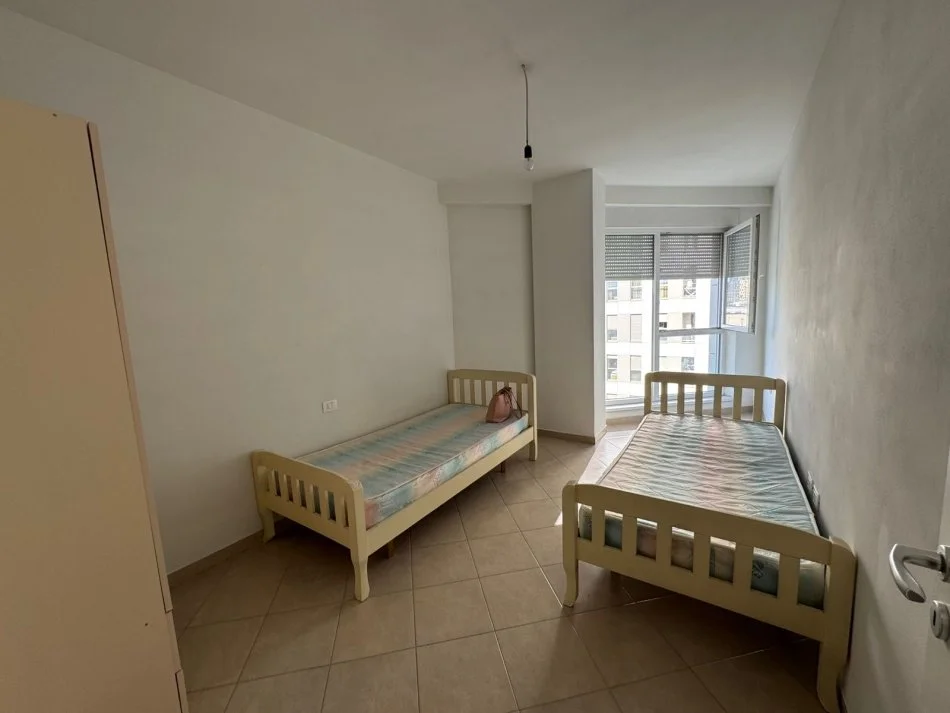 Tirane, jepet me qera apartament 2+1+Ballkon Kati 5, 520 € (siri kodra)