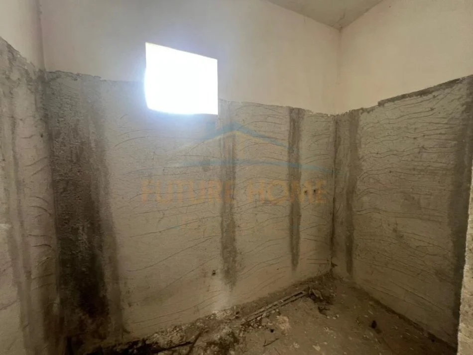 Korce, shitet shtepi 3+1 Kati 1, 184 m² 100.000 € (Lagjia 6, Korçë)