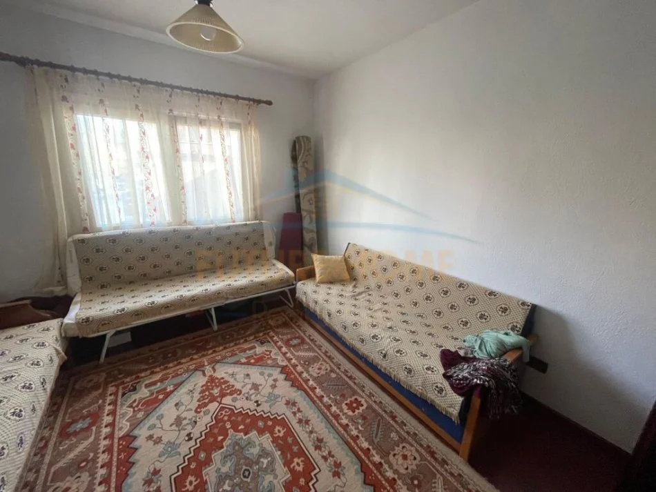 Korce, shitet apartament 2+1 Kati 2, 85.000 € (Lagjia 18, Korçë)