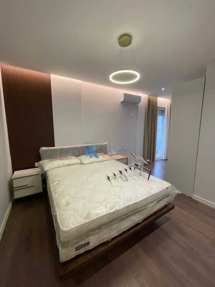 Tirane, jap me qera apartament 2+1+Ballkon Kati 5, 98 m² 650 € (Liqeni i Thate)