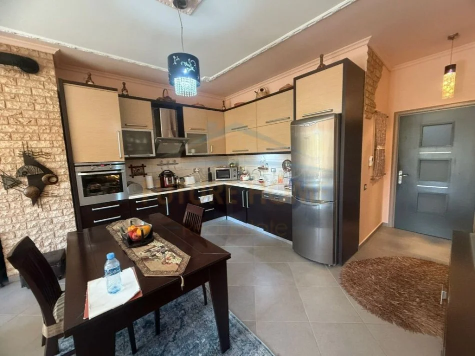 Korce, shitet apartament 2+1+Ballkon Kati 2, 118 m² 112.000 € (Lagjia 2, Korçë)