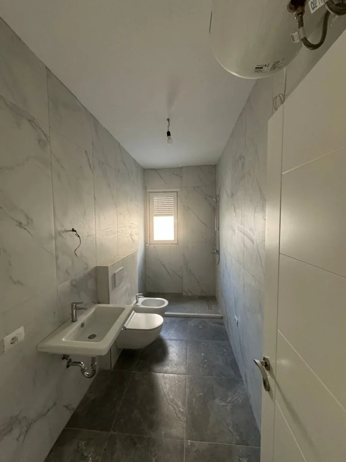 Tirane, jap me qera apartament 2+1+Ballkon Kati 4, 105 m² 500 € (Xhamllik)