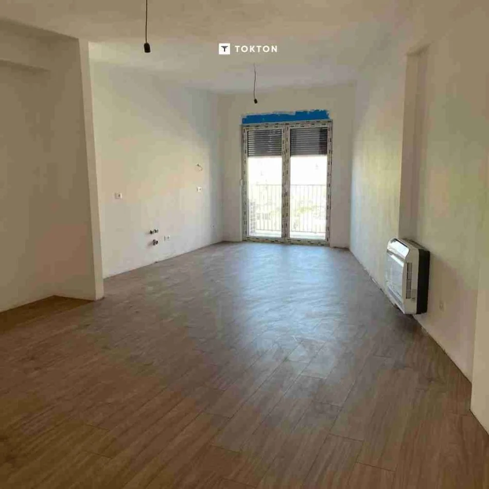 Tirane, jepet me qera apartament 3+1+Ballkon Kati 4, 148 m² 500 € (JORDAN MISJA)