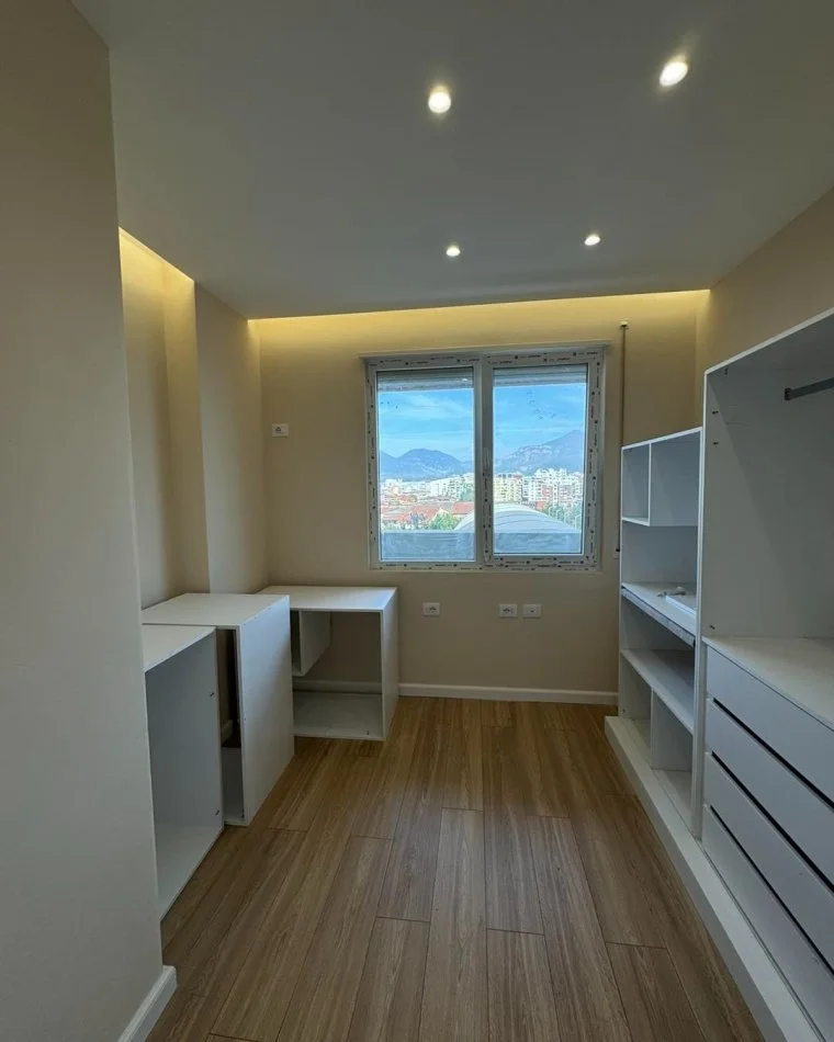 Tirane, shes apartament 2+1+Ballkon Kati 3, 90 m² 162.000 € (Rr. Kavajes)