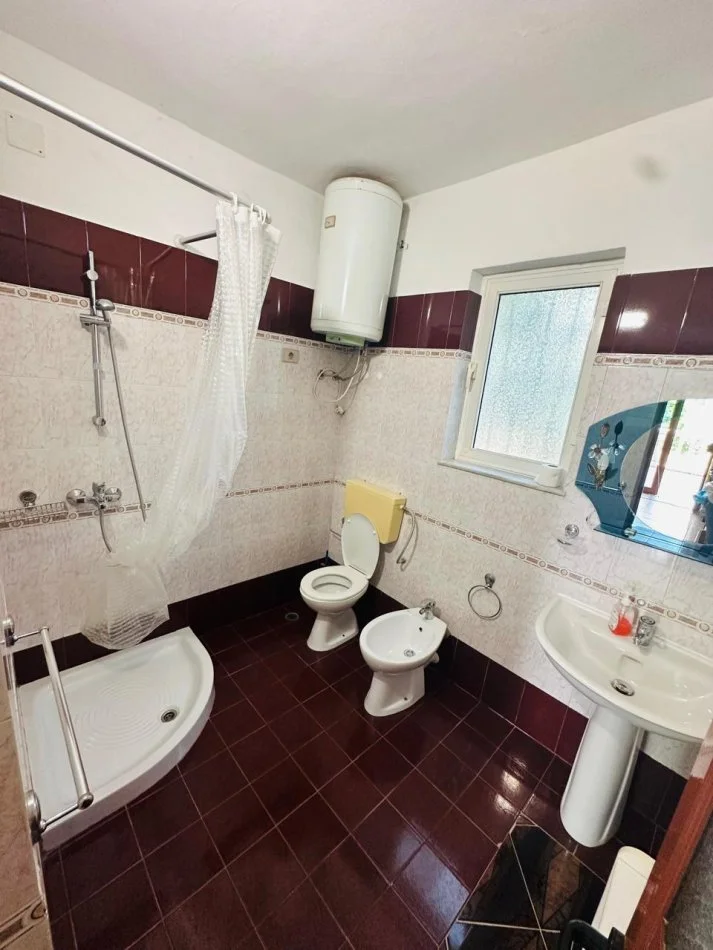 Vlore, jepet me qera shtepi 2+1 Kati 1, 70 m² 250 € (7 Pallatet) RV46464