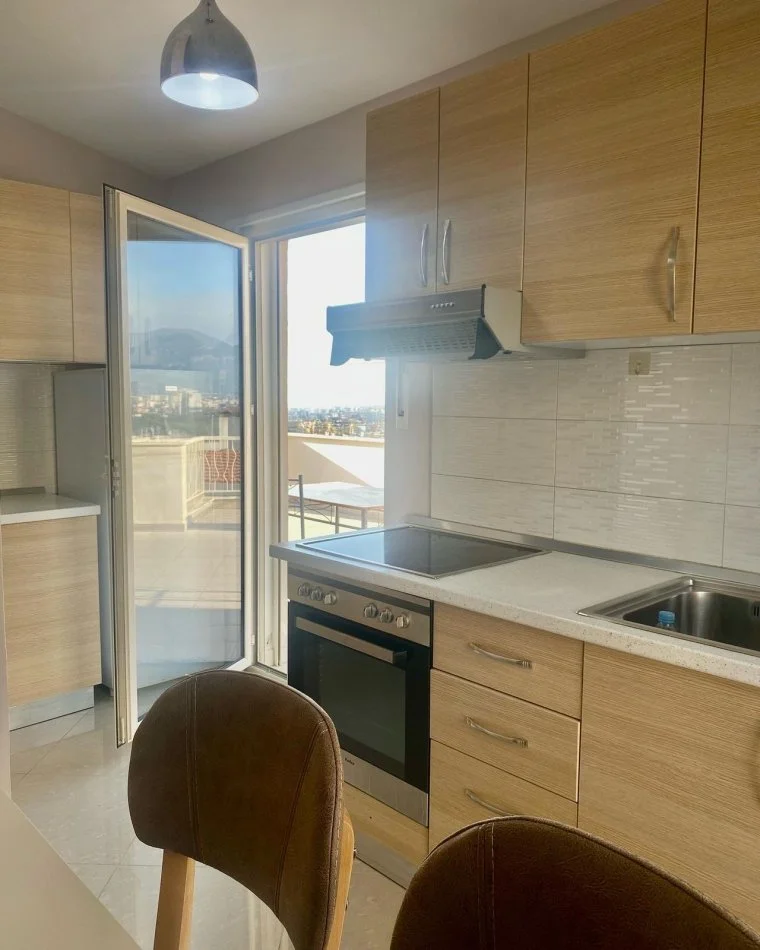 Tirane, jepet me qera apartament 2+1+Ballkon Kati 6, 140 m² 750 € (Liqeni, Rruga Peti)