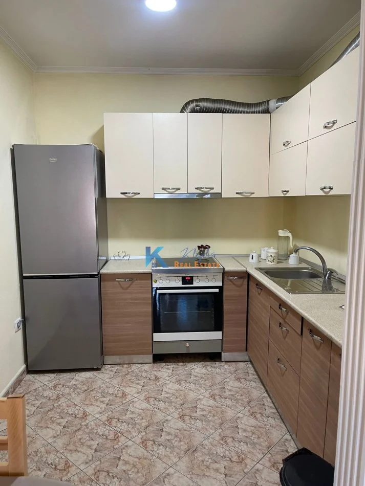 Tirane, jap me qera apartament 2+1+Ballkon Kati 9, 94 m² (Stacioni i Trenit)