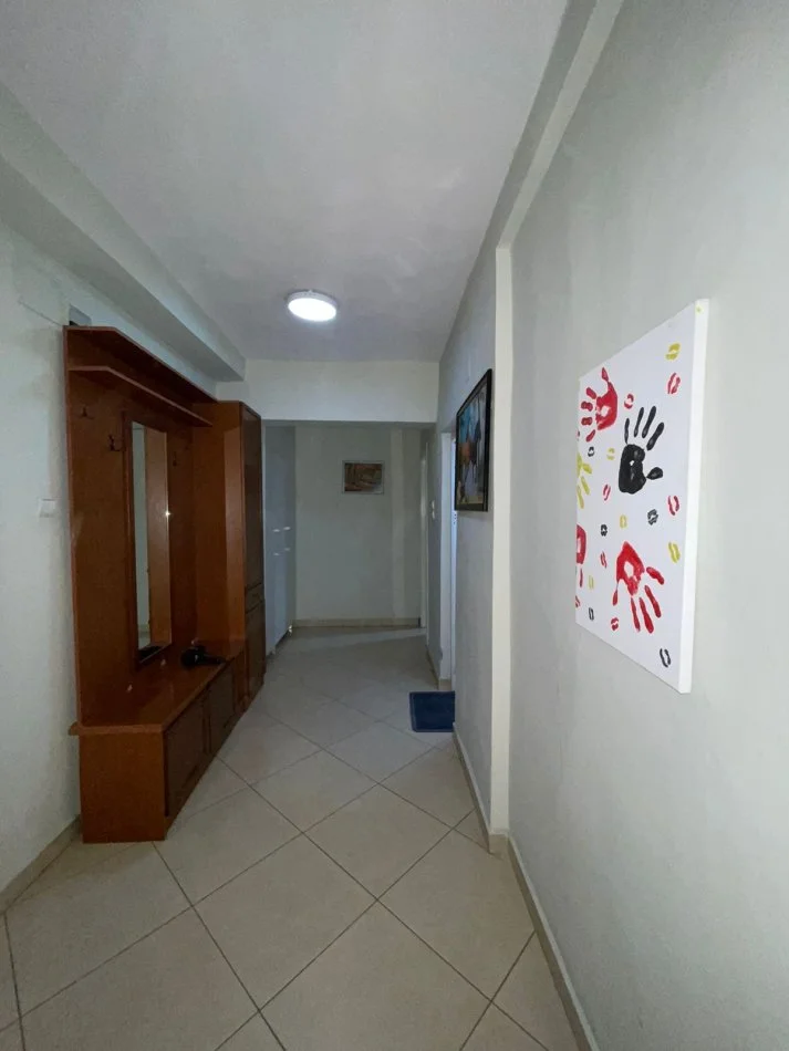 Tirane, jepet me qera apartament 1+1+Ballkon Kati 3, 65 m² 600 € (Qender, prane Kafe Flora)