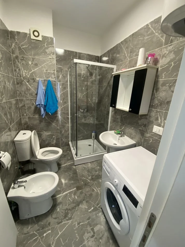 Tirane, jepet me qera apartament 1+1+Ballkon Kati 4, 80 m² 500 € (21 Dhjetori, Kompleksi Star)