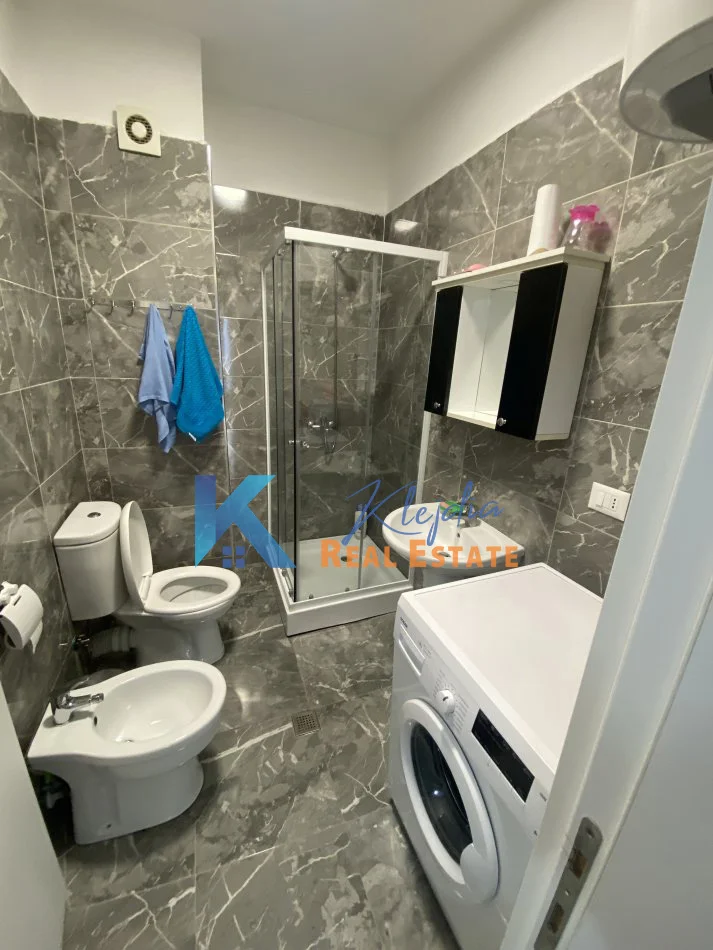 Tirane, jap me qera apartament 1+1+Ballkon Kati 4, 80 m² 500 € (Ish Parku i Autobuzave)