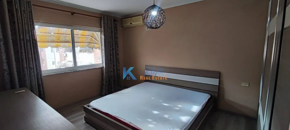 Tirane, jap me qera apartament 1+1+Ballkon Kati 9, 80 m² 550 € (Komuna e Parisit)