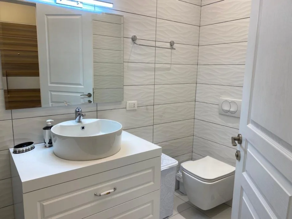 Tirane, jepet me qera apartament 2+1+Ballkon Kati 7, 120 m² 550 € (Kompleksi Golden Park, Spitali Amerikan 3)