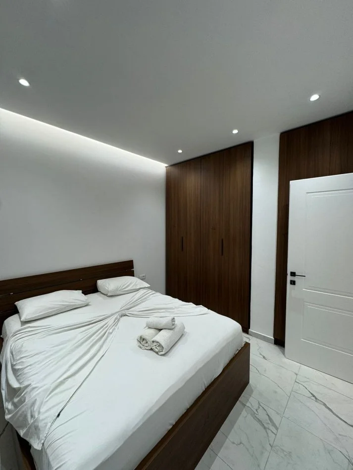 Tirane, jepet me qera apartament 1+1 Kati 1, 65 m² 500 € (Rruga 5 Maji, prane Concord Center)