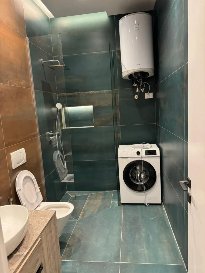 Tirane, jepet me qera 1+1+Ballkon Kati 5, 70 m² 800 € (Rruga e Kavajes)