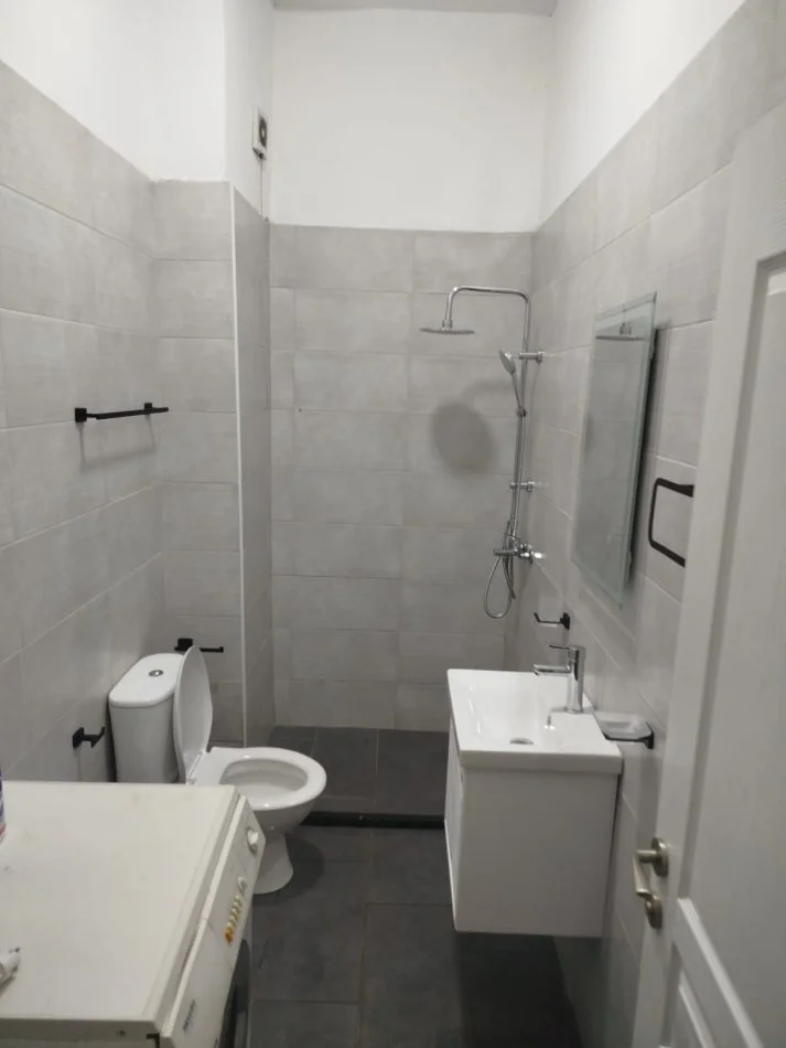 Tirane, jap me qera apartament 1+1+Ballkon Kati 7, 65 m² 500 € (Kompleksi Golden Park, perballe Spitalit Ame)