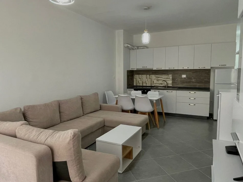 Vlore, jepet me qera apartament 1+1 Kati 7, 65 m² 420 € (Te lokal Hannover, Lungomare rv47060)