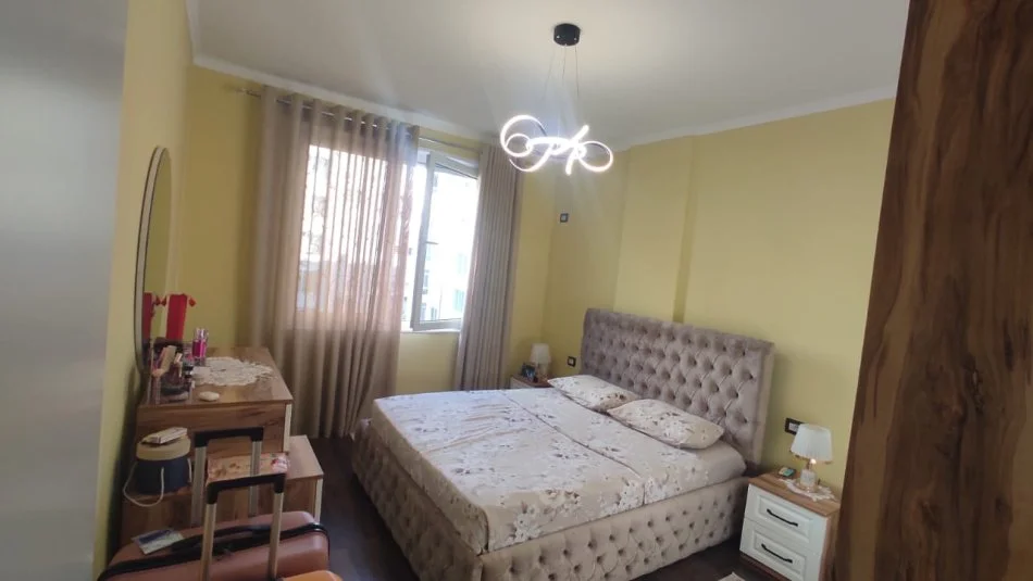 Tirane, jepet me qera apartament 1+1 Kati 5, 70 m² 500 € (Porcelan, prane UET)