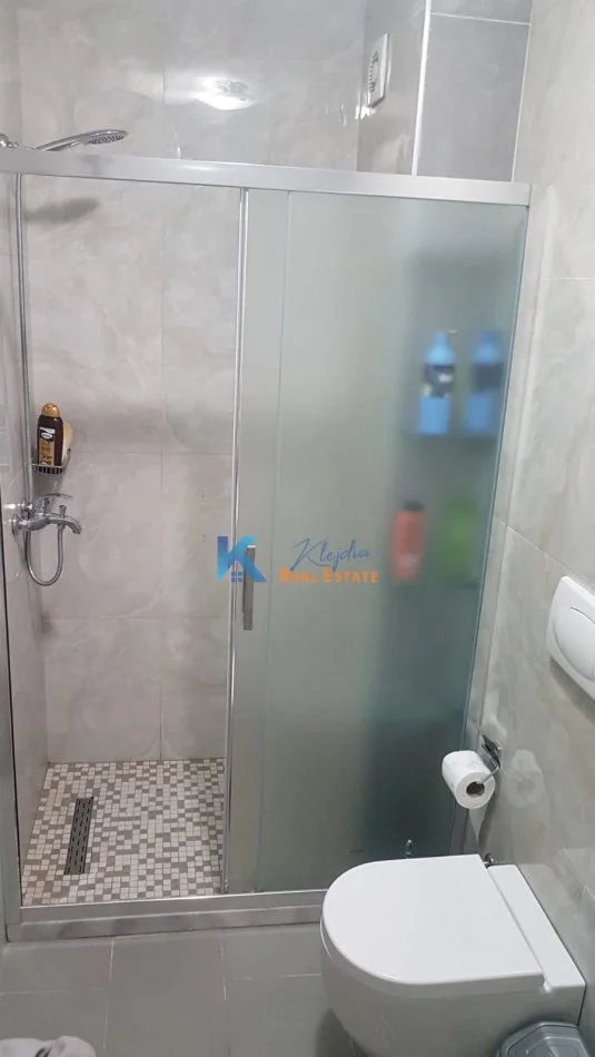 Tirane, jap me qera apartament 2+1+Ballkon Kati 8, 97 m² 600 € (21 Dhjetori, Kompleksi Kontakt)