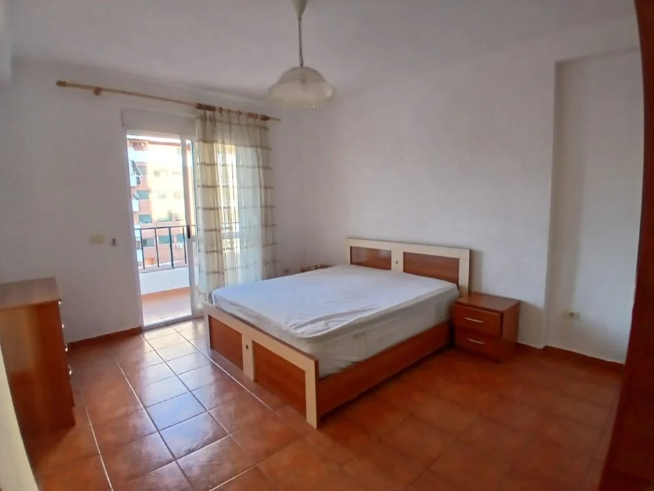Tirane, jepet me qera apartament 1+1 Kati 3, 70 m² 450 € (pazari i ri)