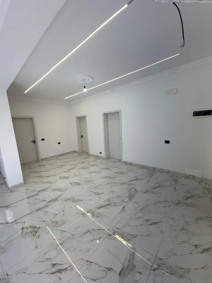 Vlore, shitet shtepi 2+1 Kati 0, 142 m² 200.000 € (ne hyrje te Vlores, transballkanike, afer karburant Kastrati) RV47451