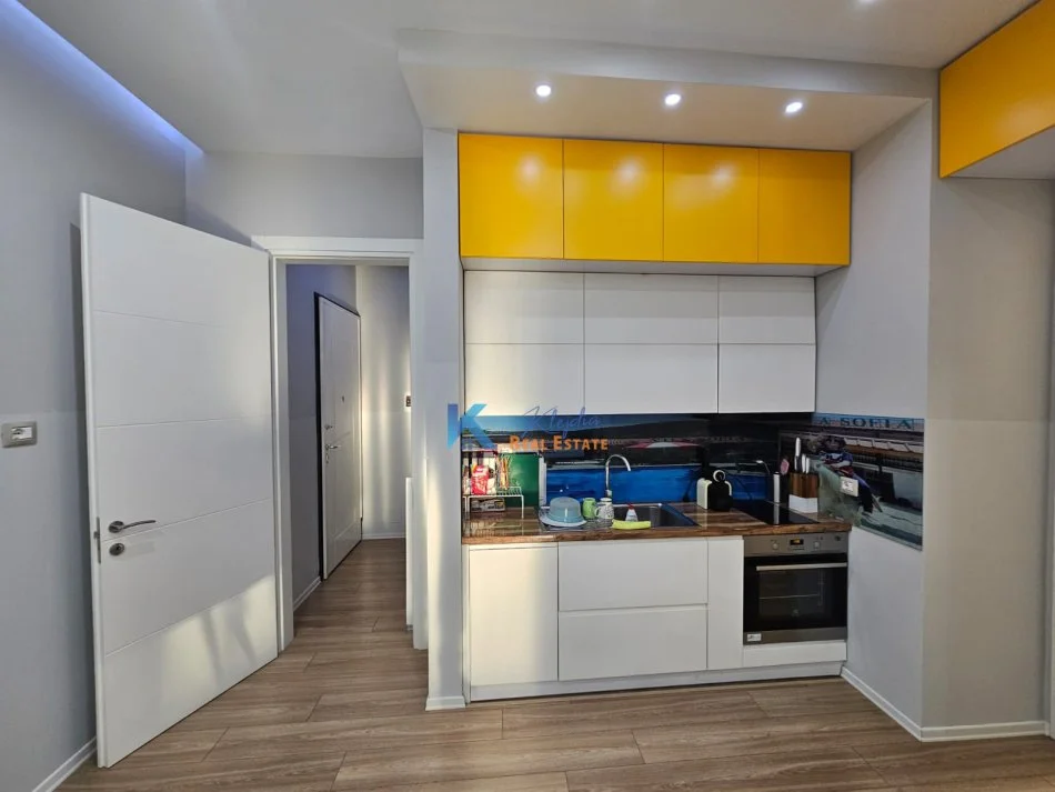 Tirane, jap me qera apartament 1+1+Ballkon Kati 3, 73 m² 1800 € (Kompleksi Delijorgji)