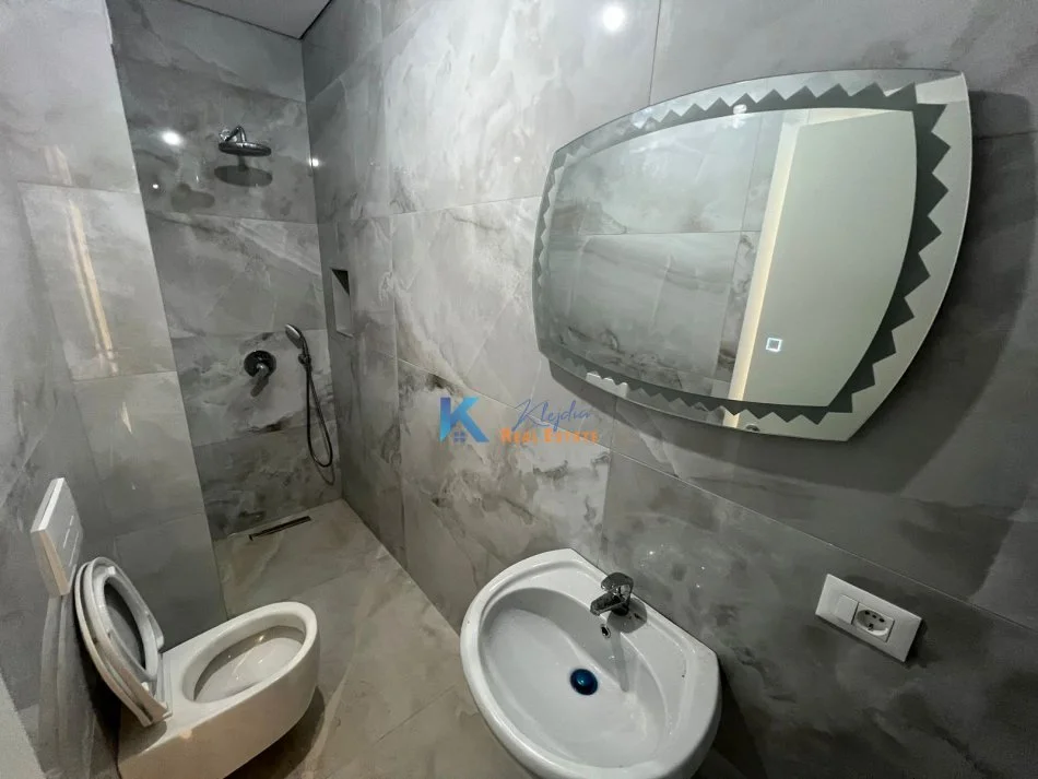 Tirane, jap me qera apartament 2+1+Ballkon Kati 2, 100 m² 650 € (Bulevardi i Ri)