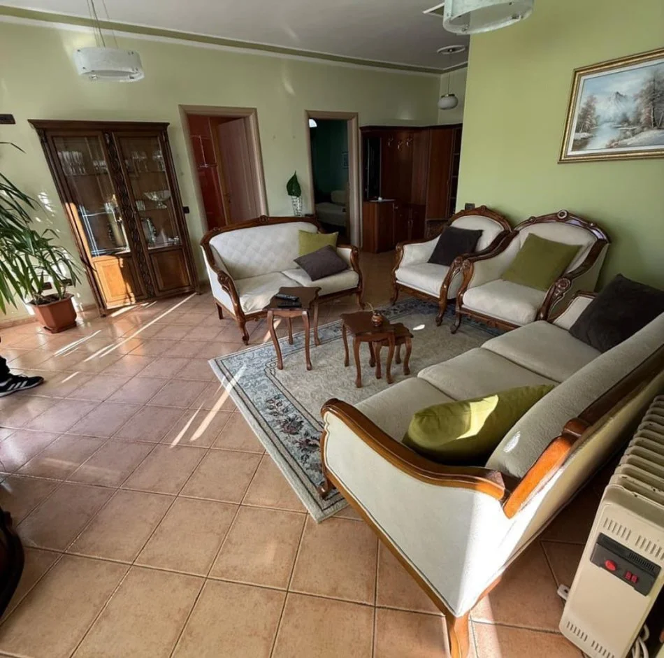 Tirane, jepet me qera apartament 2+1 Kati 8, 100 m² 600 € (KIKA 2 KOMUNE ,NUK BASHKEPUNOJME ME AGJENSI)