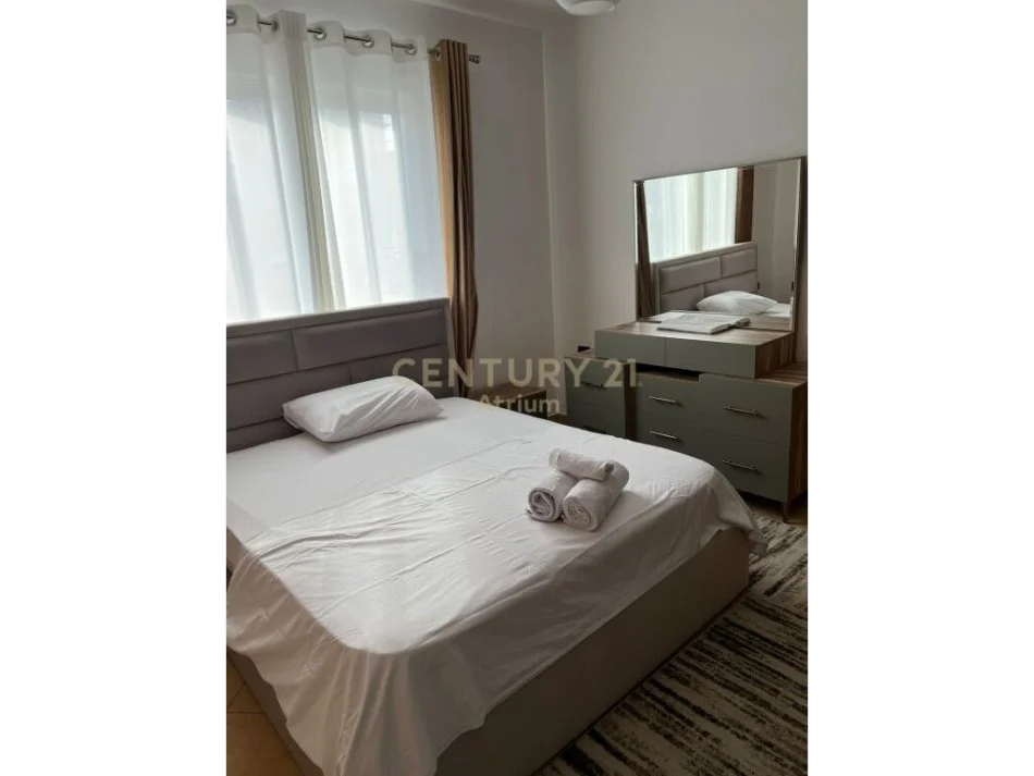 Tirane, jepet me qera apartament 1+1 Kati 4, 115 m² 500 € (APARTAMENT 1+1+ POST PARKIMI TEK RRUGA 5 MAJI)