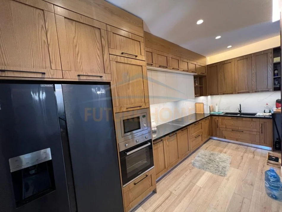 Gjiri Lalezit | Hamallaj, jepet me qera Vile 3+1+Aneks+Ballkon Kati 0, 500 m² 3.200 € (gjiri i lalezit)