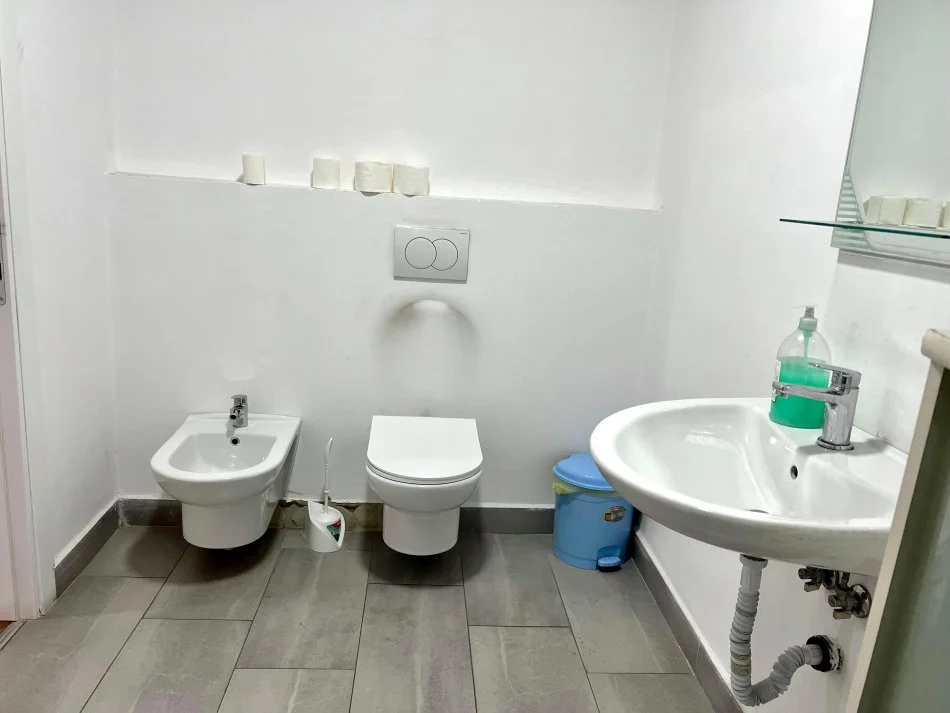 Tirane, jepet me qera zyre Kati 3, 144 m² 3.000 € (Qender)