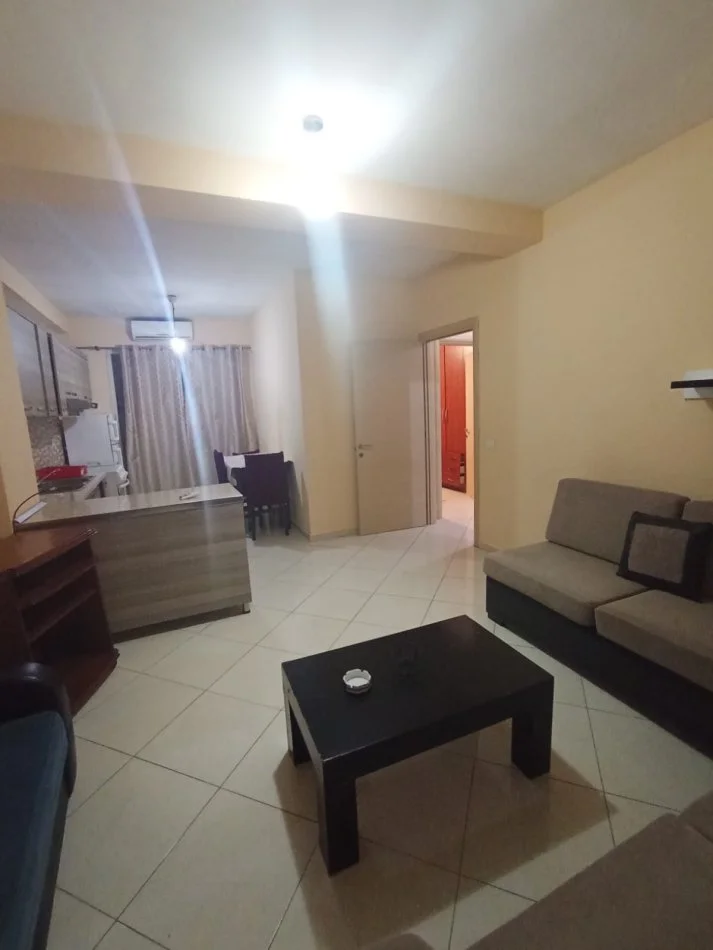 Tirane, jepet me qera 1+1+Ballkon Kati 8, 65 m² 450 € (rruga Dhaskal Todri tek Zgara Çarçani)