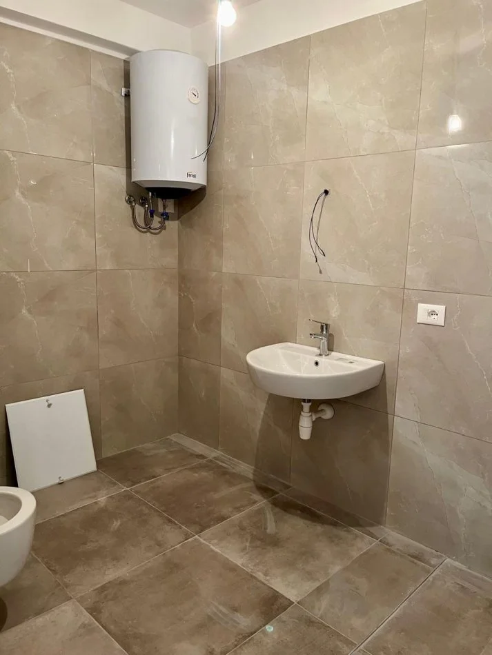 Tirane, jepet me qera zyre Kati 3, 110 m² 750 € (Pediatria, Kompleksi ASL/Zirkon)