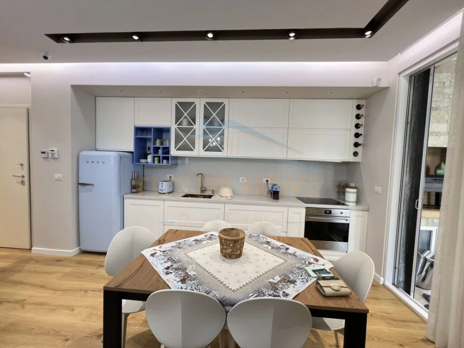 Gjiri Lalezit | Hamallaj, shitet apartament 2+1+Aneks+Ballkon Kati 1, 100 m² 320.000 € (san pietro gjiri i lalezit)