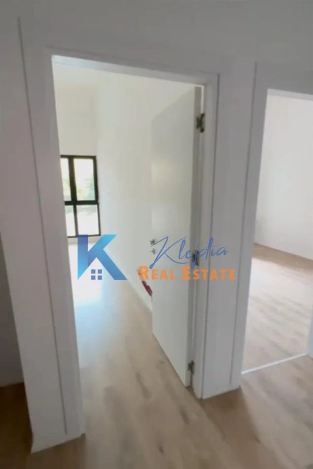 Tirane, jap me qera zyre Kati 1, 117 m² 700 € (Kompleksi Arlis)