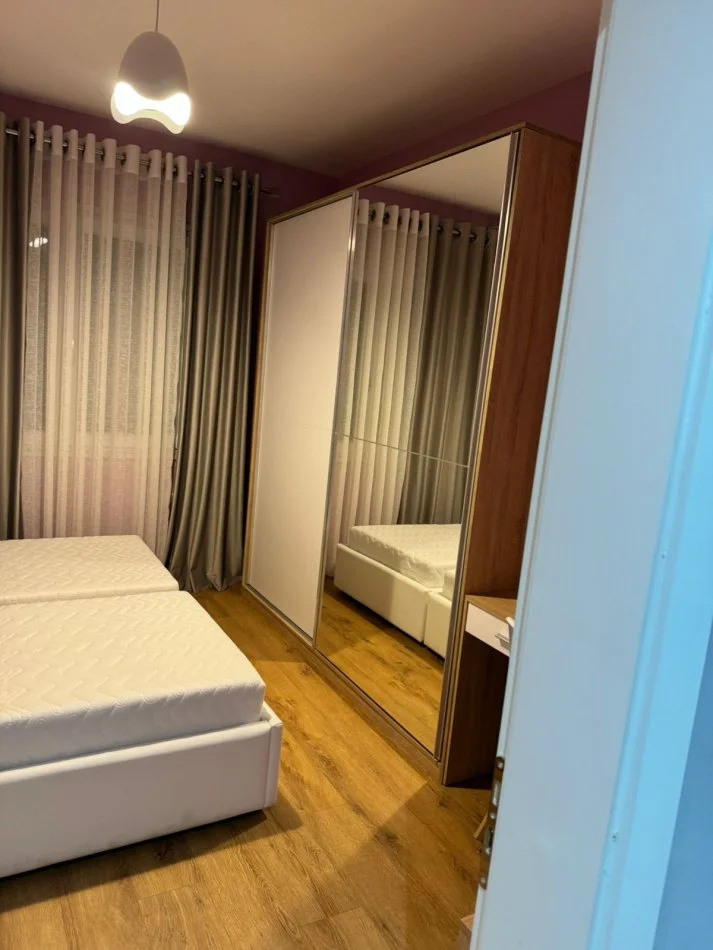 Tirane, jepet me qera apartament 2+1+2+ Ballkon Kati 3, 132 m² 1.000 € (Prane Xhamise, Selite e Vjeter)