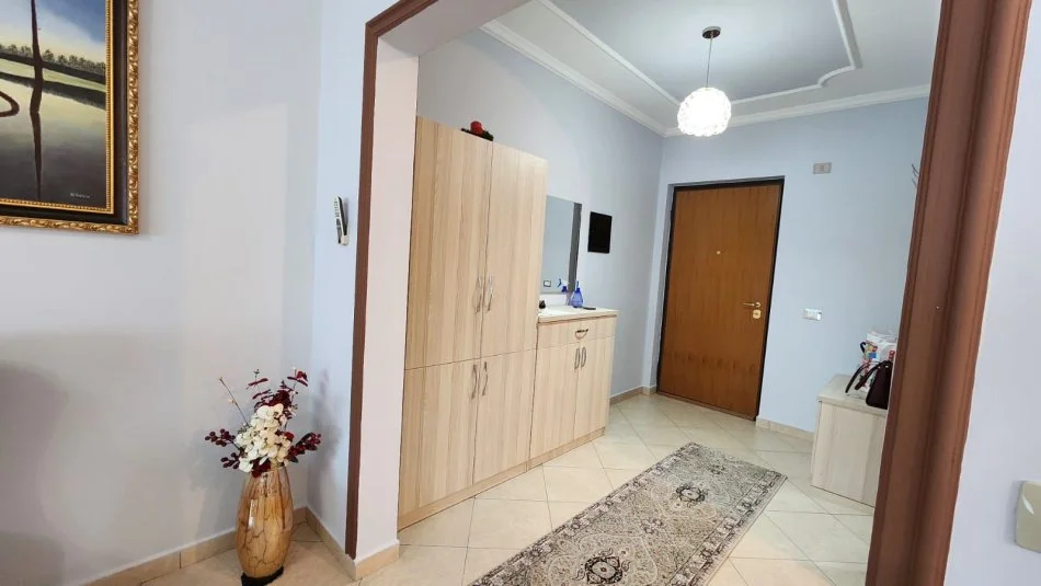 Tirane, jepet me qera apartament 2+1+Ballkon Kati 4, 125 m² 1.000 € (Stadiumi Air Albania)