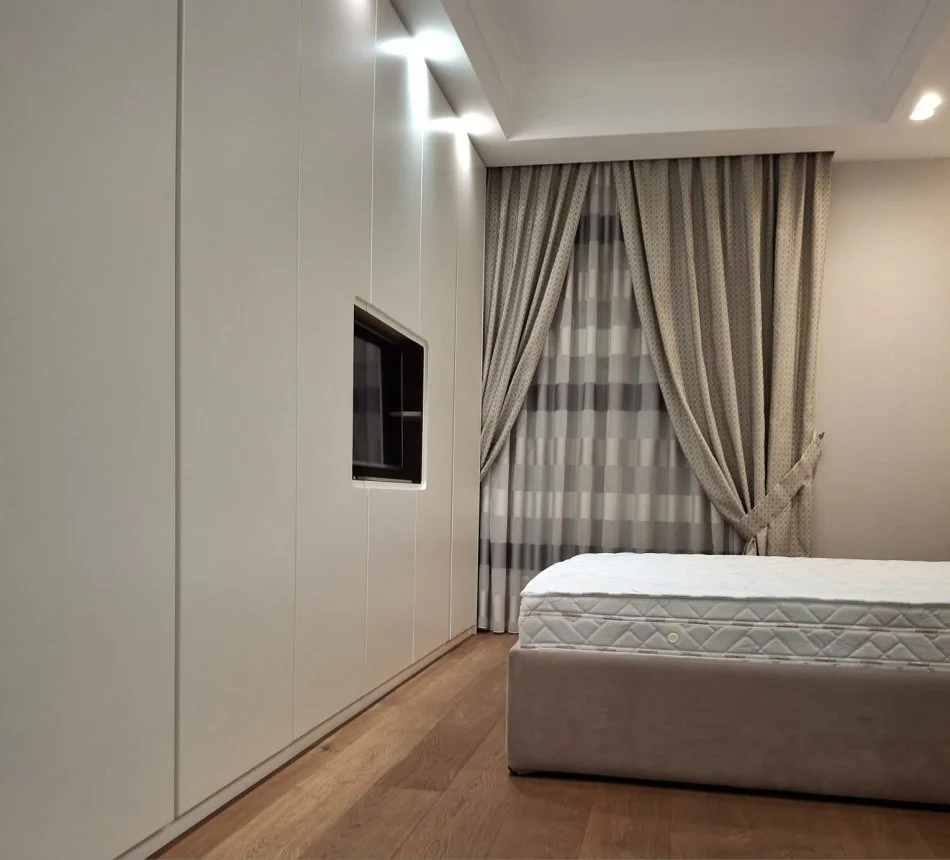 Tirane, jepet me qera apartament 2+1 Kati 5, 103 m² 1.250 € (Rr. Kavajes)