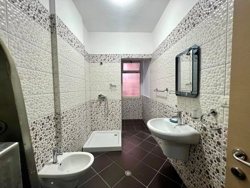 Tirane, jepet me qera apartament 2+1+Ballkon Kati 5, 116 m² 450 € (Astir)