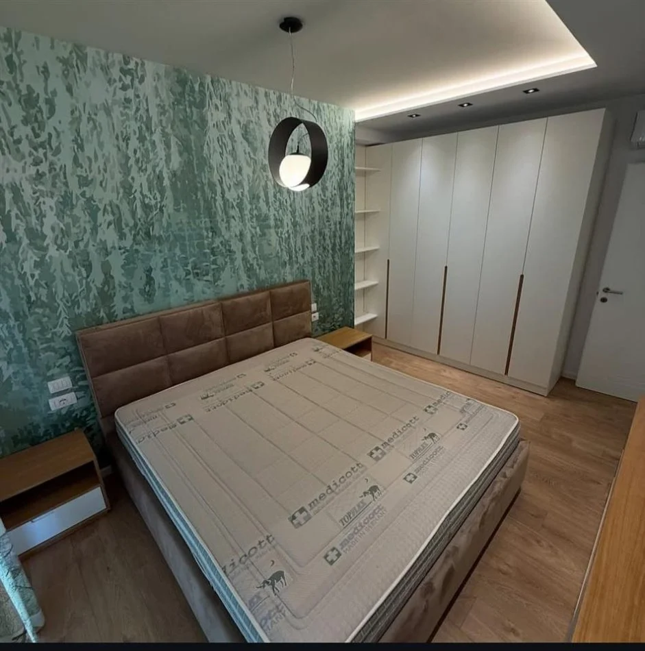 Tirane, jepet me qera apartament 1+1 , 70 m² 750 € (Rr. e Barrikadave)