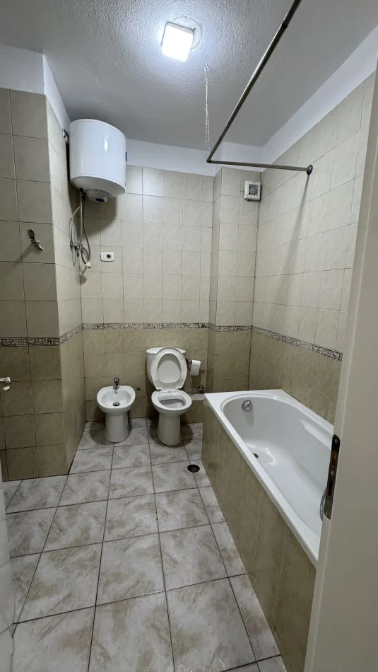 Tirane, jap me qera apartament 1+1+Ballkon Kati 5, 77 m² 60.000 Leke (21 Dhjetori)