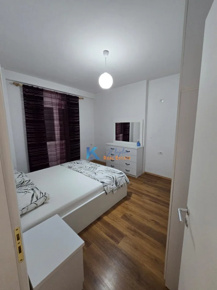 Tirane, jap me qera apartament 2+1+Ballkon Kati 4, 111 m² 650 € (Ali Dem)