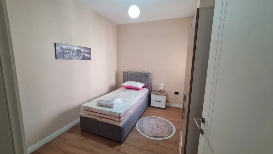 Tirane, jepet me qera Apartament 2+1+Ballkon, Kati 5 me Ashensor, 95 m², 700 € (Bulevardi Zogu i Pare, prane FSHN)