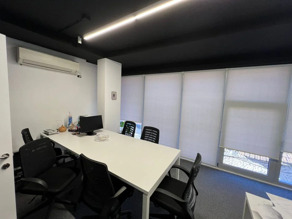 Tirane, jepet me qera Zyre e mobiluar, Kati 1 ne pallat te ri biznesi jo banimi, 72 m², 950 € (Sheshi Avni Rustemi, tek Pazari i Ri)