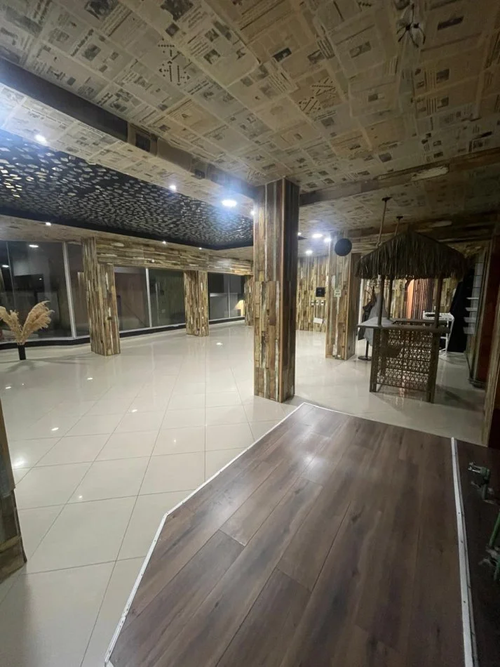 Tirane, jepet me qera Ambjent biznesi, Kati 1 buze rruges Kryesore, 175 m², 150.000 Leke (Rruga Myslym Shyri)