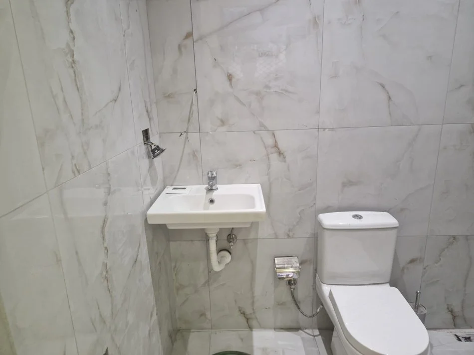 Tirane, jepet me qera Ambjent biznesi, Kati 0 pallat i ri me ashensor, 55 m², 600 € (Rruga Myslym Shyri prane Someg)