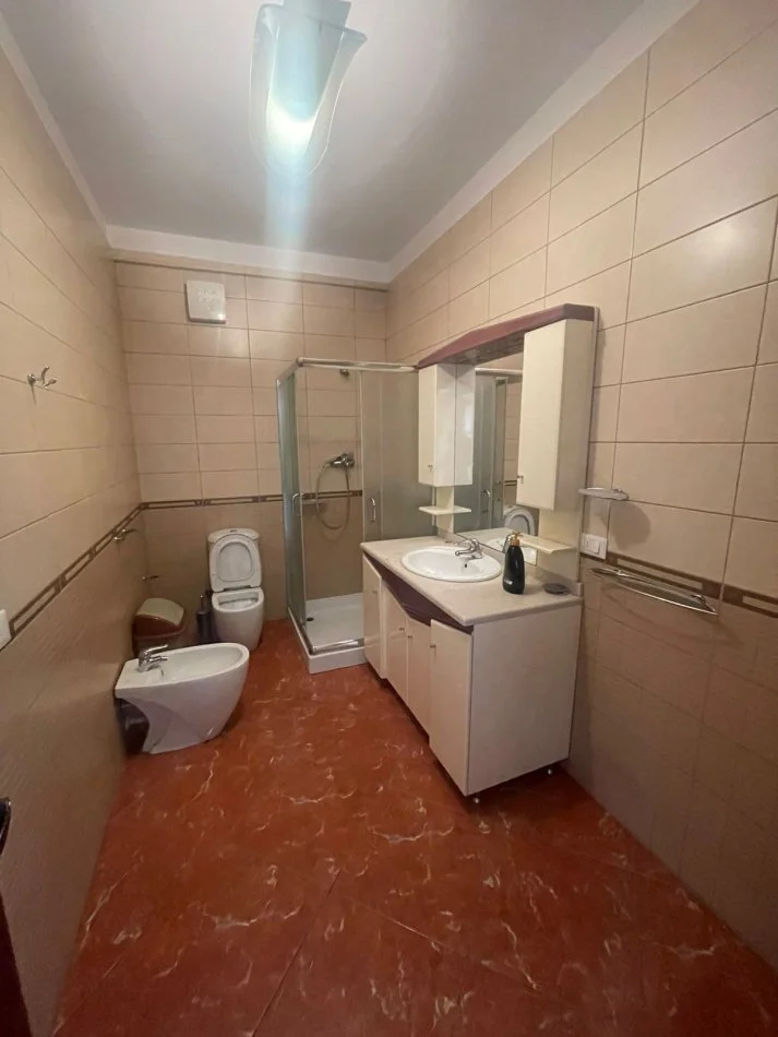 Tirane, jepet me qera Zyre, Kati 5 pallat i ri me Ashensor, 98 m², 700 € (Rruga Barrikadave, tek Galeria)