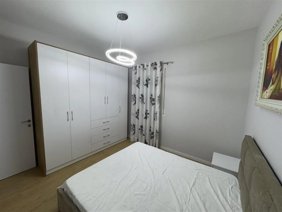 Tirane, jap me qera apartament 1+1+Ballkon Kati 5, 70 m² (Rruga Bardhyl, afer bar Oslo)