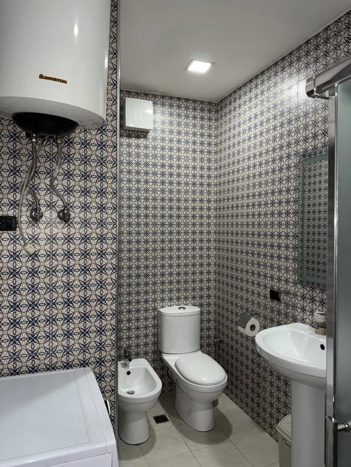 Tirane, jepet me qera apartament 2+1+Ballkon Kati 5, 90 m² 650 € (Komuna e Parisit, prane Lulishtes)